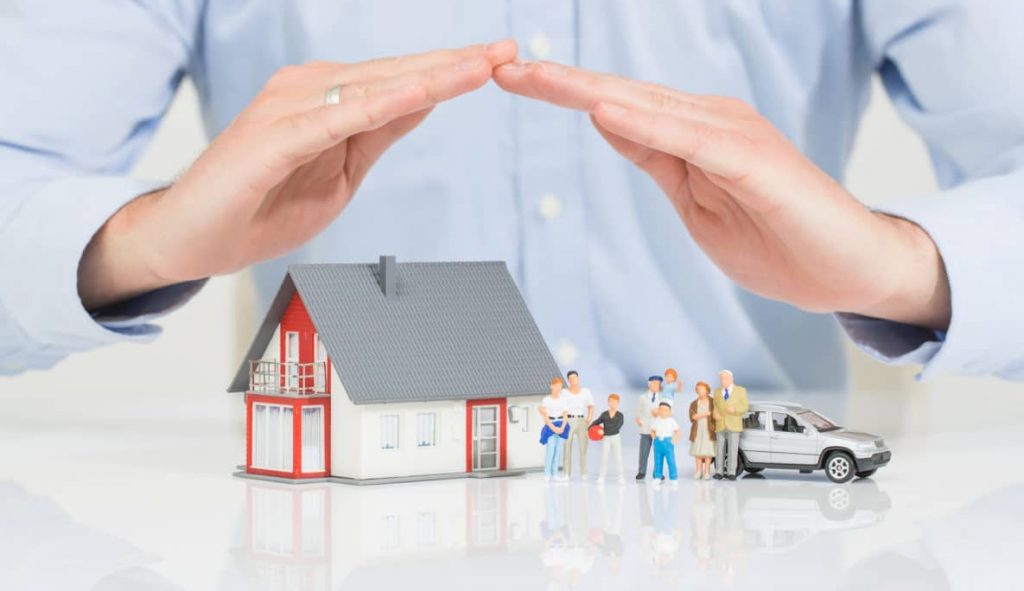 Человек играет с игрушкой - оптимизированный текст для изображения.