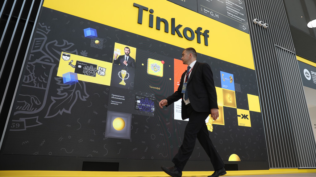 Человек в костюме среди толпы, мужчина в пальто, идущий среди людей.