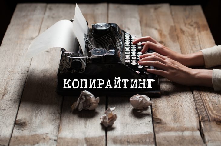 Женщина-фотограф сидит за деревянным столом, фотографируя мебель.