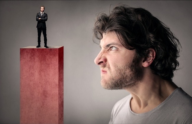 Фото взрослого мужчины с портретом лица и толпой людей на заднем плане.