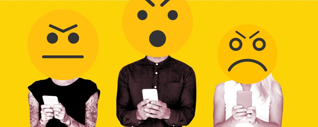 Взрослая женщина в пальто с мобильным телефоном в руках, лицо четко видно.