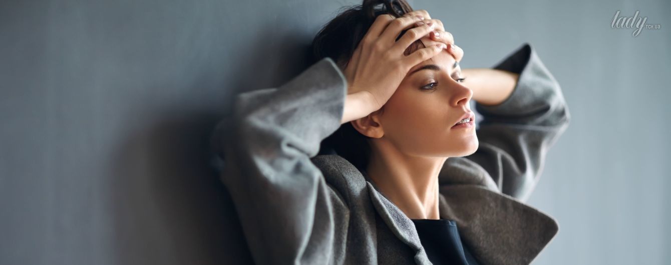 Головная боль: человек с болью на лице - оптимизированный текст для изображения.