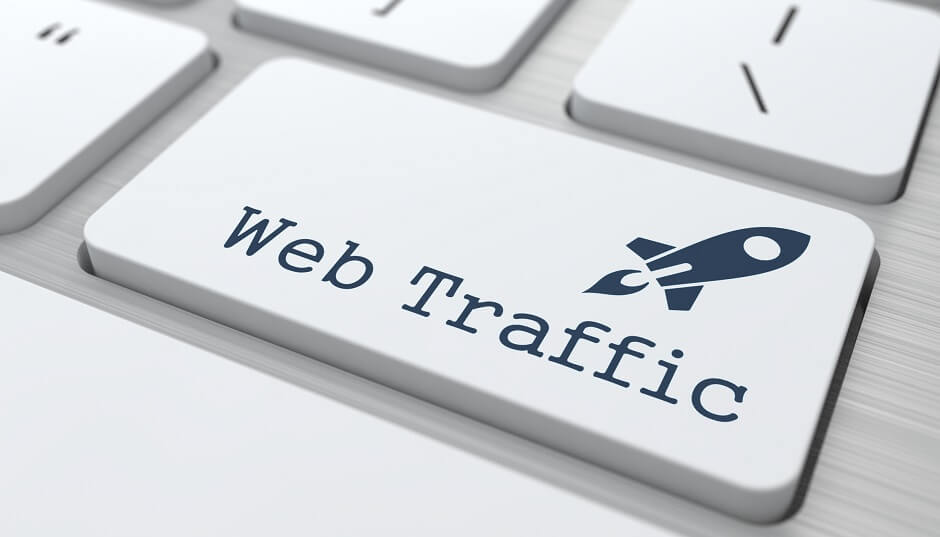 Электроника: ноутбук с клавиатурой компьютера, символы и текст на экране ПК.