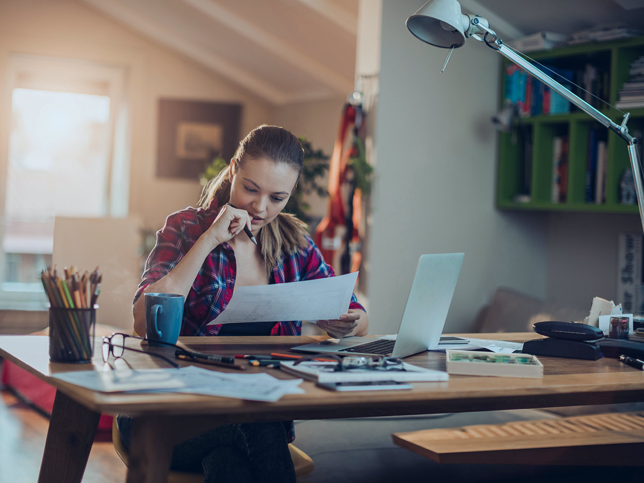 Грустное лицо человека, сидящего за компьютером современного ноутбука.