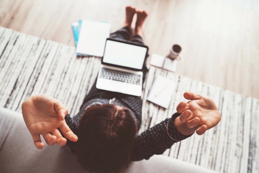 Взрослая женщина с красивым лицом и рукой на фоне - оптимизированный текст.