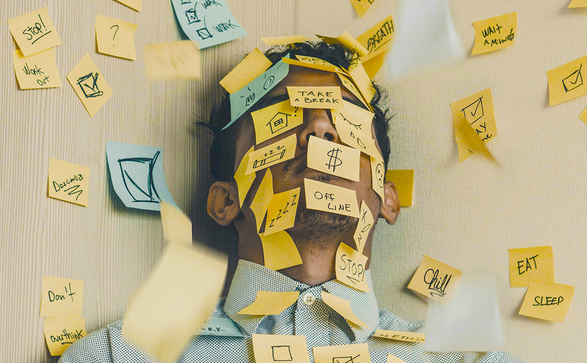 Взрослый мужчина с лицом из оригами из бумаги - символ искусства.