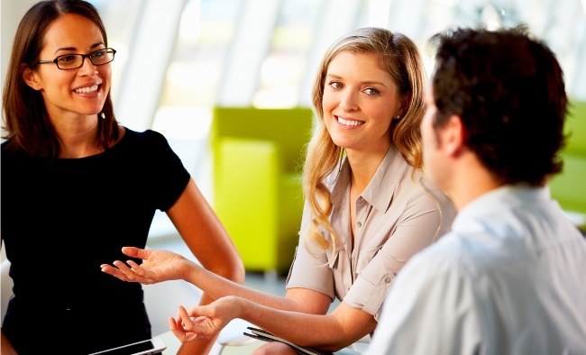 Женщина-взрослая, в очках, общается, аксессуары.