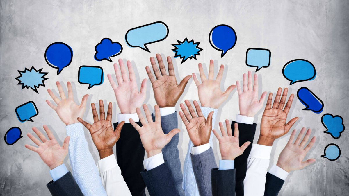 Человек держит руку на плече - оптимизированный текст атрибута alt для изображения.