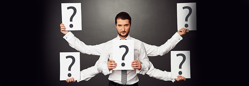 Мужчина в полосатой рубашке с принтом на лице, держит бумагу с номером.