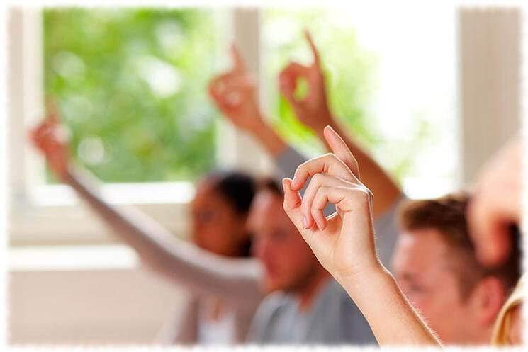 Человеческая рука с пальцем, прижатым к лицу и голове.