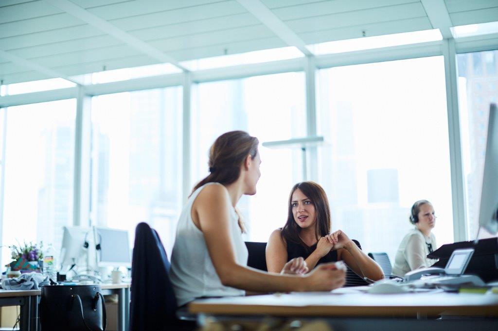 Женщина-руководитель взрослого возраста с выразительным лицом и головой.