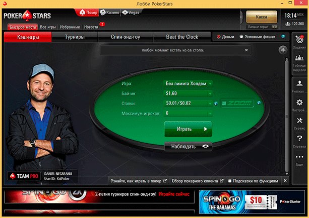 Мужчина взглядывает на монитор, на котором отображается веб-страница, с файлом на экране.