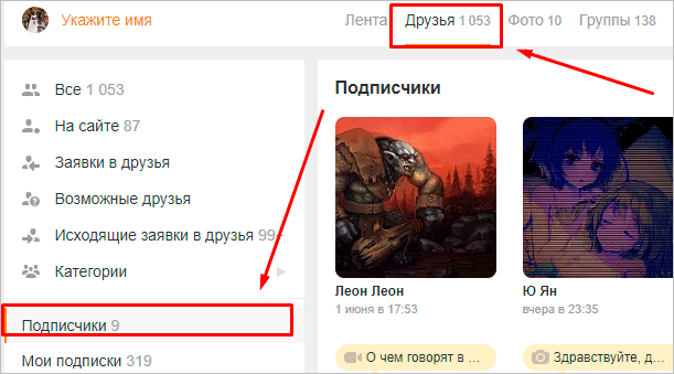 Человек читает комикс о животном слоне на странице публикации.