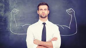 Чёрная доска, формальная одежда, галстук, рубашка, взрослый мужчина на фото.