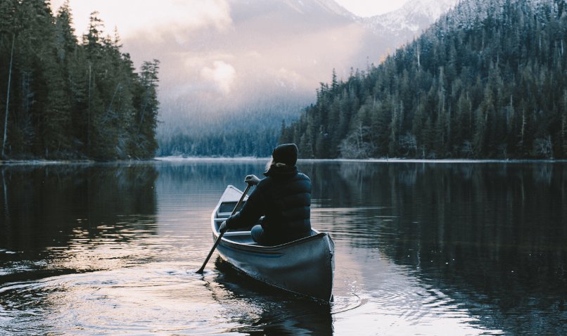 Мужчина в каноэ на воде, водный спорт, веселая лодка, мужчина на речной лодке.