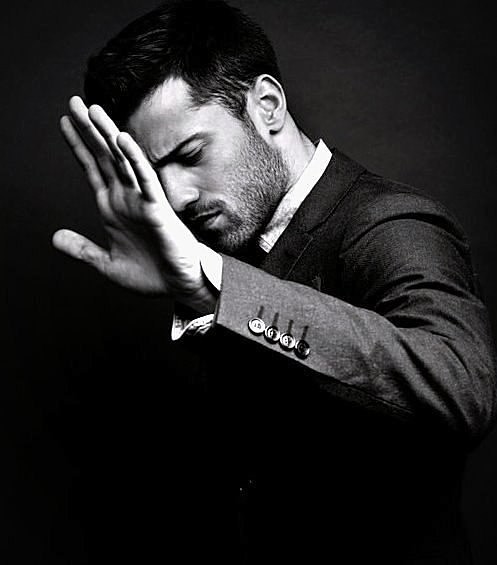 Фотография портрета смуглого мужчины в формальном костюме, выражение лица, мужчина.