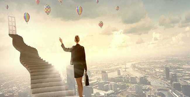 Городская женщина на лестнице, лицо женщины на фоне природы.