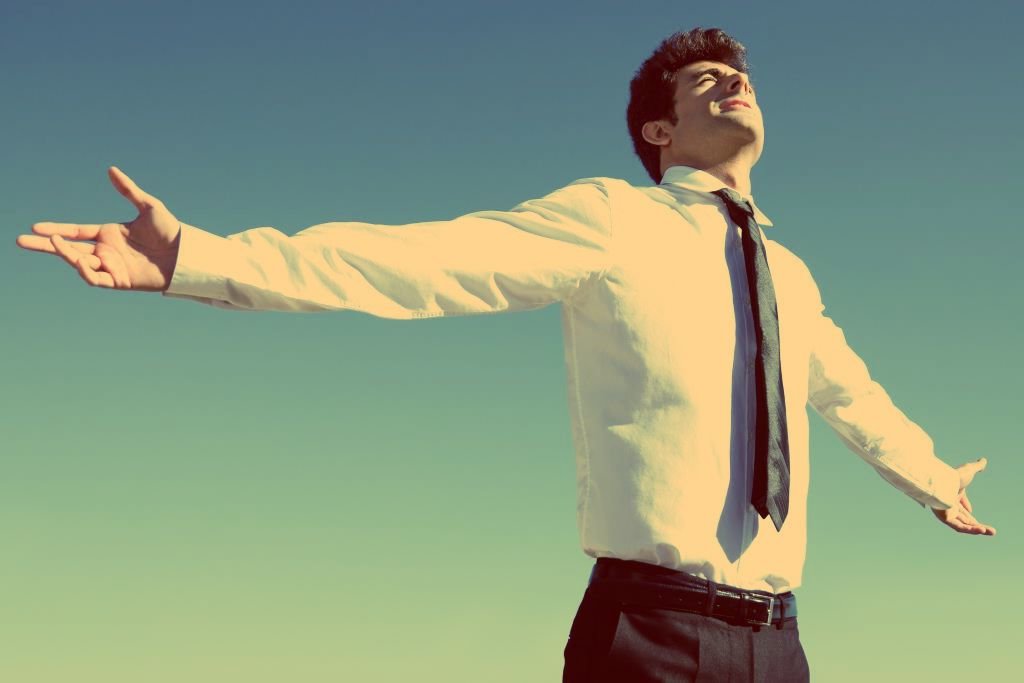 Мужчина в рубашке, фото для делового профиля: фас, дресс-код, счастливый.