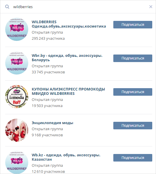 Фото с человеком, который читает текст на странице рукописной книги с фруктами и растениями.