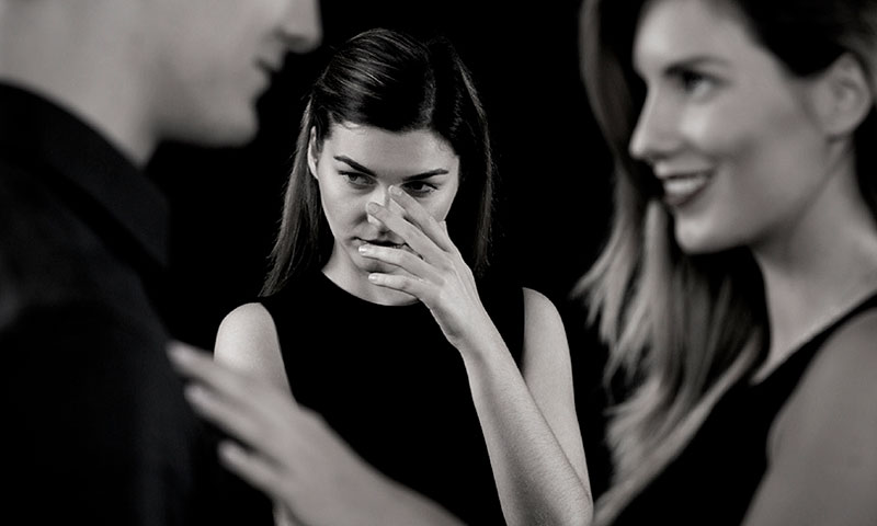 Женский портрет фотографии взрослой женщины с выразительным лицом и головой.