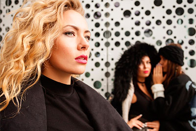 Фотография взрослой женщины с блондинкой, портрет с лицом и головой.