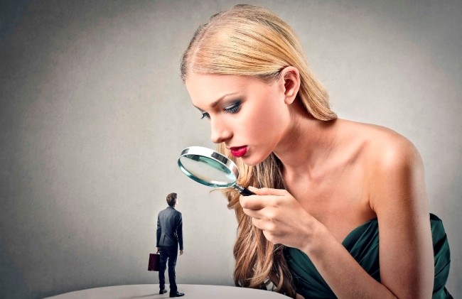 Фотография женщины сумку держит: взрослая блондинка с сумкой в руке.