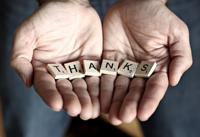 Рука младенца с символом на пальце, текстом и цифрой.