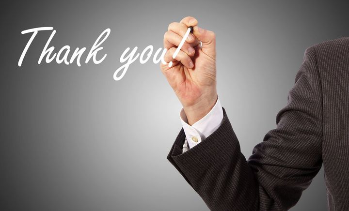 Фотография взрослого мужчины в костюме с дымом, головой и портретом.