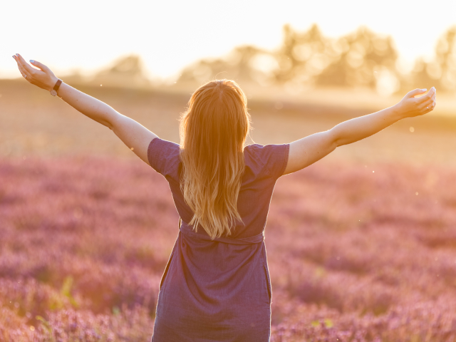 Лицо счастливого триумфающего человека с улыбкой на голове.