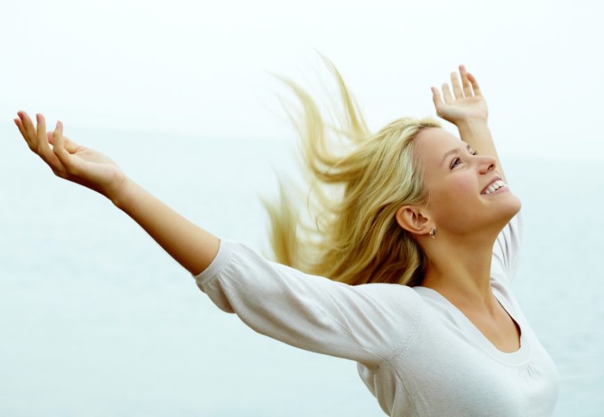 Женщина блондинка счастлива, олицетворяя триумф. Adult, лицо, клиент, победа на уровне главы.