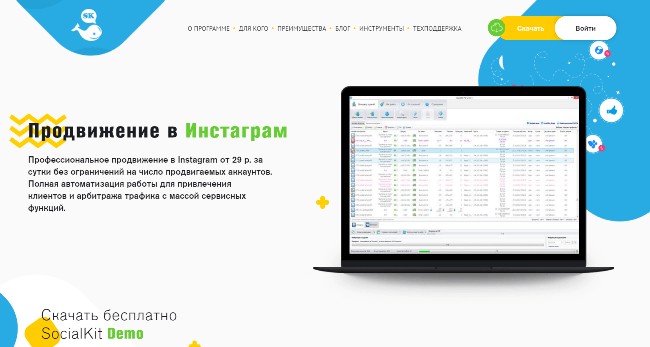 Компьютер с монитором и ноутбуком, отображающий файлы и текст на экране.