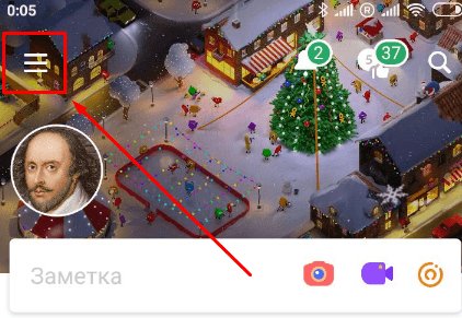 Человек на рождественской ярмарке в игровой зоне у праздничной елки.