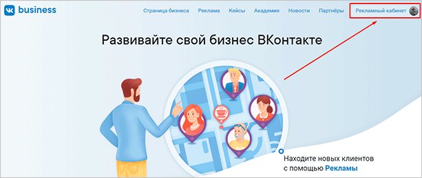 Человек смотрит на файл на странице с текстом.