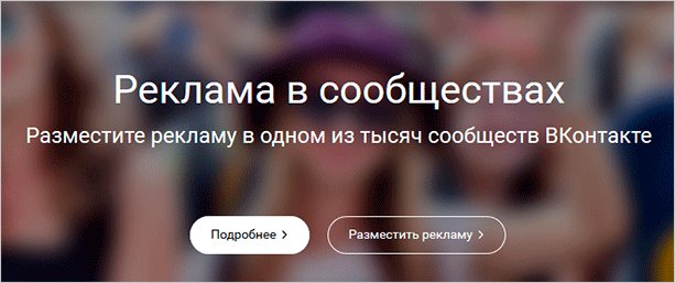 Текст на фоне людей, изобразенных на картине.