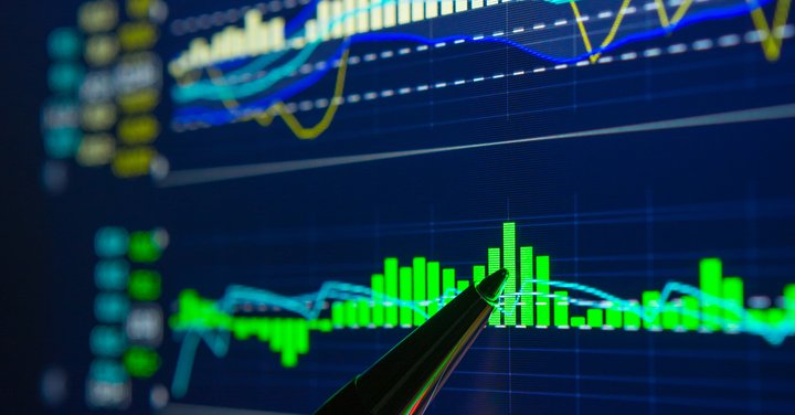 Электроника: смартфон и ноутбук на рабочем столе.