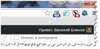 Человек читает файл на электронике с компьютерным оборудованием.