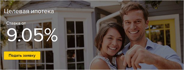 Человек счастливо улыбается, стоя перед дверью своего нового дома.