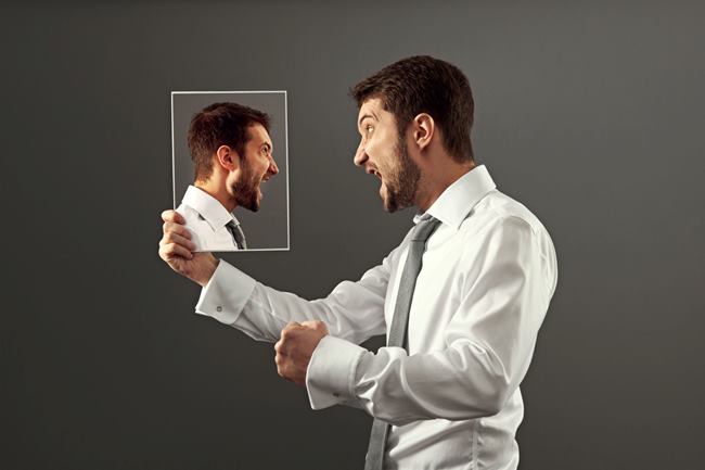 Мужчина в дресс-сорочке с галстуком, фотография лица с головой.