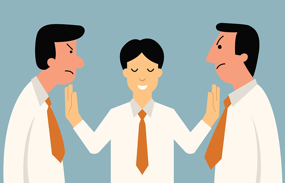 Мужчина в формальной одежде с галстуком, держащий рубашку, сосредоточенно смотрит.