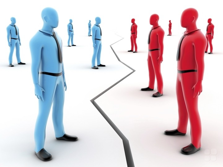 График сюжета с изображением взрослой женщины в одежде и обуви.