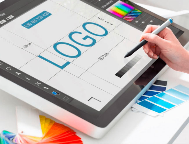 Компьютер, электроника, планшетный компьютер, ручка, текст - изображение с техникой и письменным контентом.