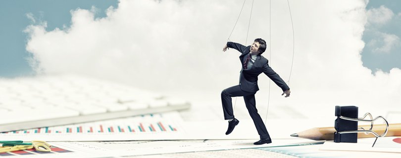 Взрослый мужчина одет в галстук, перчатку и ожерелье, танцует с сапожком в одиночном выступлении.