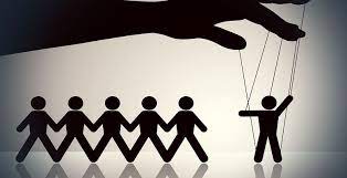 Силуэт человека и его рука во время ходьбы, контуры тела видны.