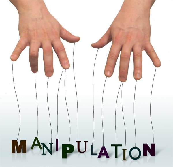 Нежное массаж руки ребенка сосредотачивается на запястье и пальчиках.