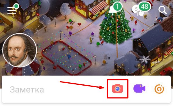 Мужчина взрослый на фоне рождественской елки и украшений в помещении.