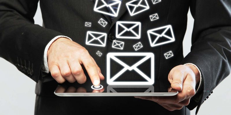 Мужчина с планшетом в руке – электроника, компьютер, взрослый, рука.