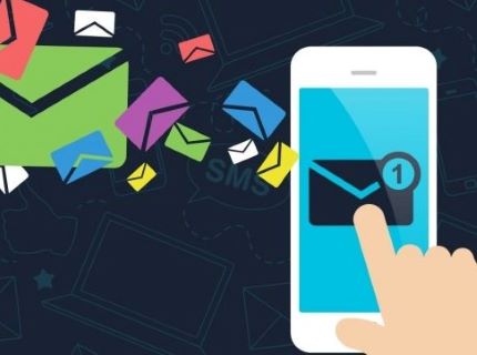 Электроника: черный мобильный телефон на фоне художественной доски.