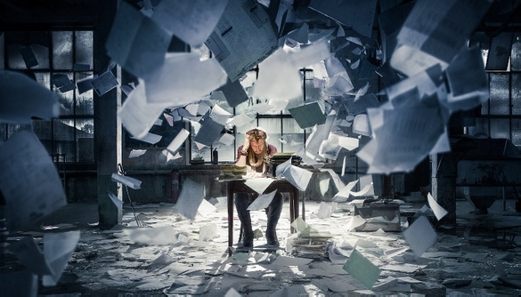 Человек пишет в блокноте на рабочем месте