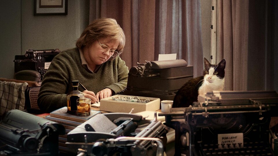 Фотография портрета человека с компьютерным оборудованием, электроникой, очками, кошкой и чашкой