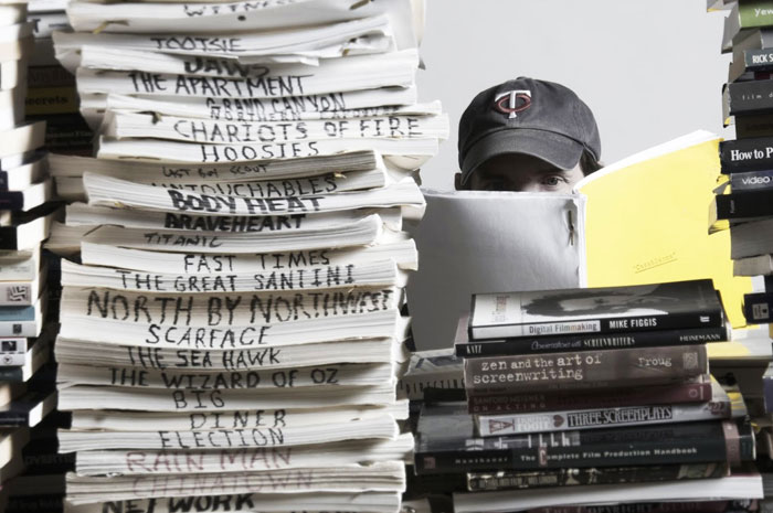 Текст для изображения: Черная бейсбольная кепка на фоне документа с чеком.